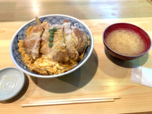 カツ丼とみそ汁